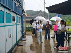 外国留学生走进浙江宁波奉化 见证海洋垃圾“变废为宝”